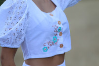 Vyšívaný bavlnený crop top V oblakoch