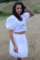 Vyšívaný bavlnený crop top V oblakoch