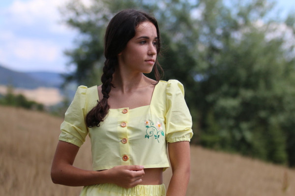 Vyšívaný bavlnený crop top...