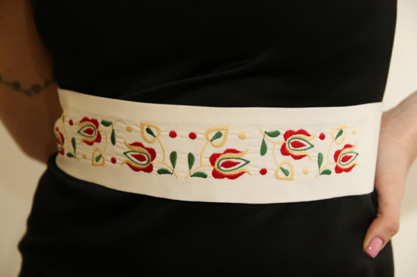 Vyšívaný opasok Ticho