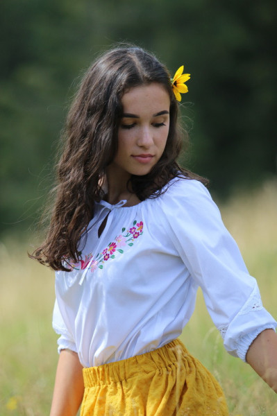 Vyšívaná ľudová bavlnená...