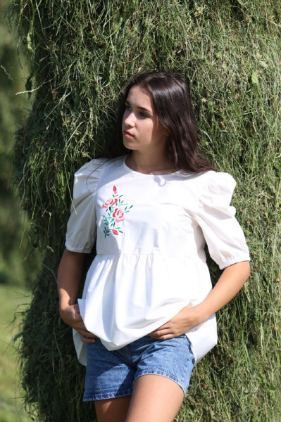 Vyšívaná blúzka V suchej tráve