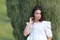 Vyšívaná blúzka V suchej tráve