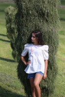 Vyšívaná blúzka V suchej tráve