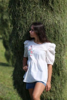 Vyšívaná blúzka V suchej tráve