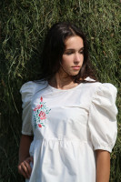 Vyšívaná blúzka V suchej tráve