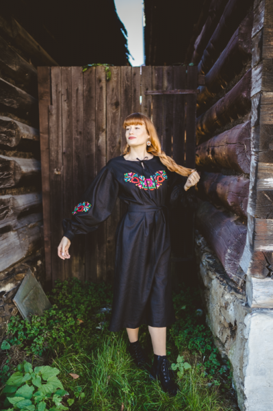 Vyšívané ľanové šaty Čierna...