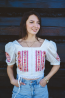 Ľanový vyšívaný crop top Čataj