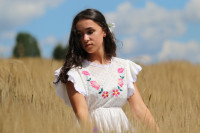 Vyšívané šaty Na čistine