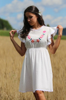 Vyšívané šaty Na čistine