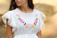 Vyšívané šaty Zaliata slnkom