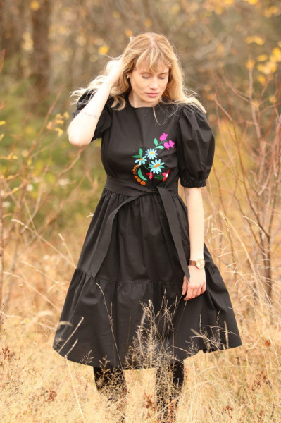 Vyšívané šaty V tôni