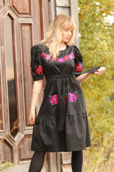 Vyšívané bavlnené šaty Larisa