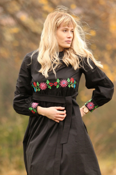 Vyšívané bavlnené midi šaty...