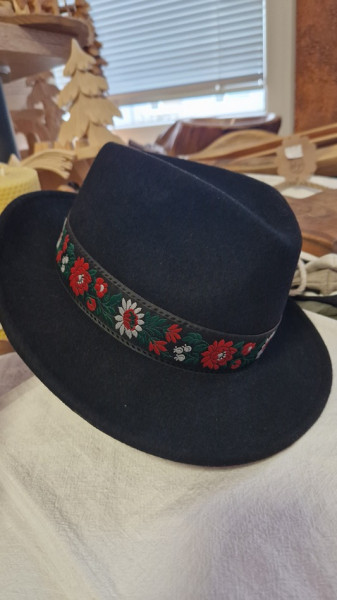 Ľudový klobúk čierna stuha