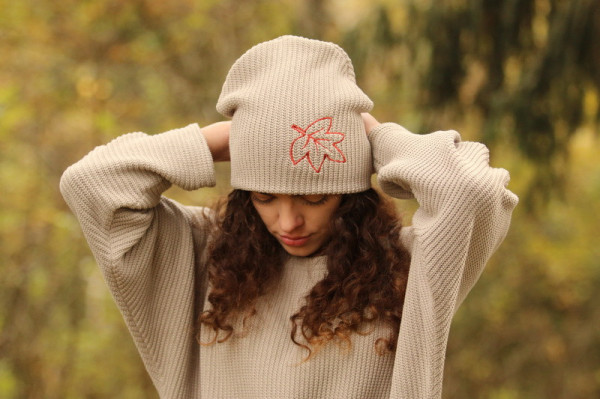 Dámska vyšívaná čiapka