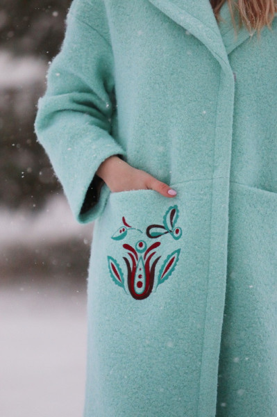 Vlnený dlhý vyšívaný kabát...